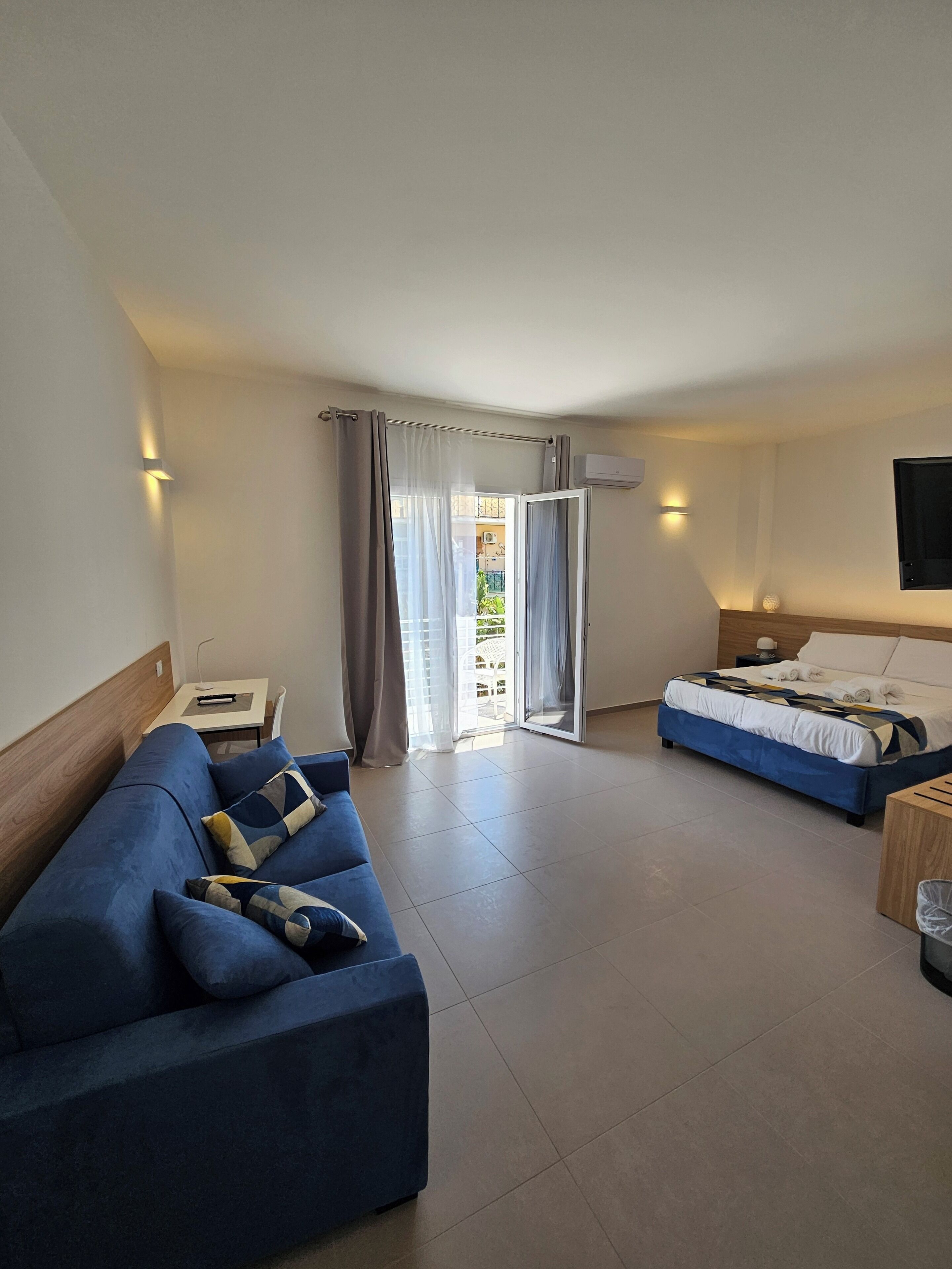 ห้องดีลักซ์สตูดิโอสวีท, ระเบียง, วิวเมือง | 1 ห้องนอน, โต๊ะทำงาน, พื้นที่ทำงานแบบใช้แล็  ปท็อป, ผ้าม่านกันแสง