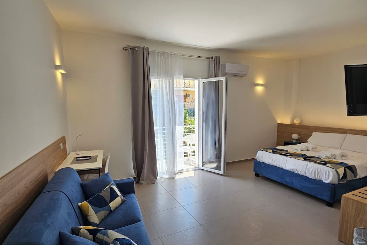 Studio Suite Deluks, balkon, pemandangan kota | 1 kamar tidur, meja kerja, dan ruang kerja ramah laptop