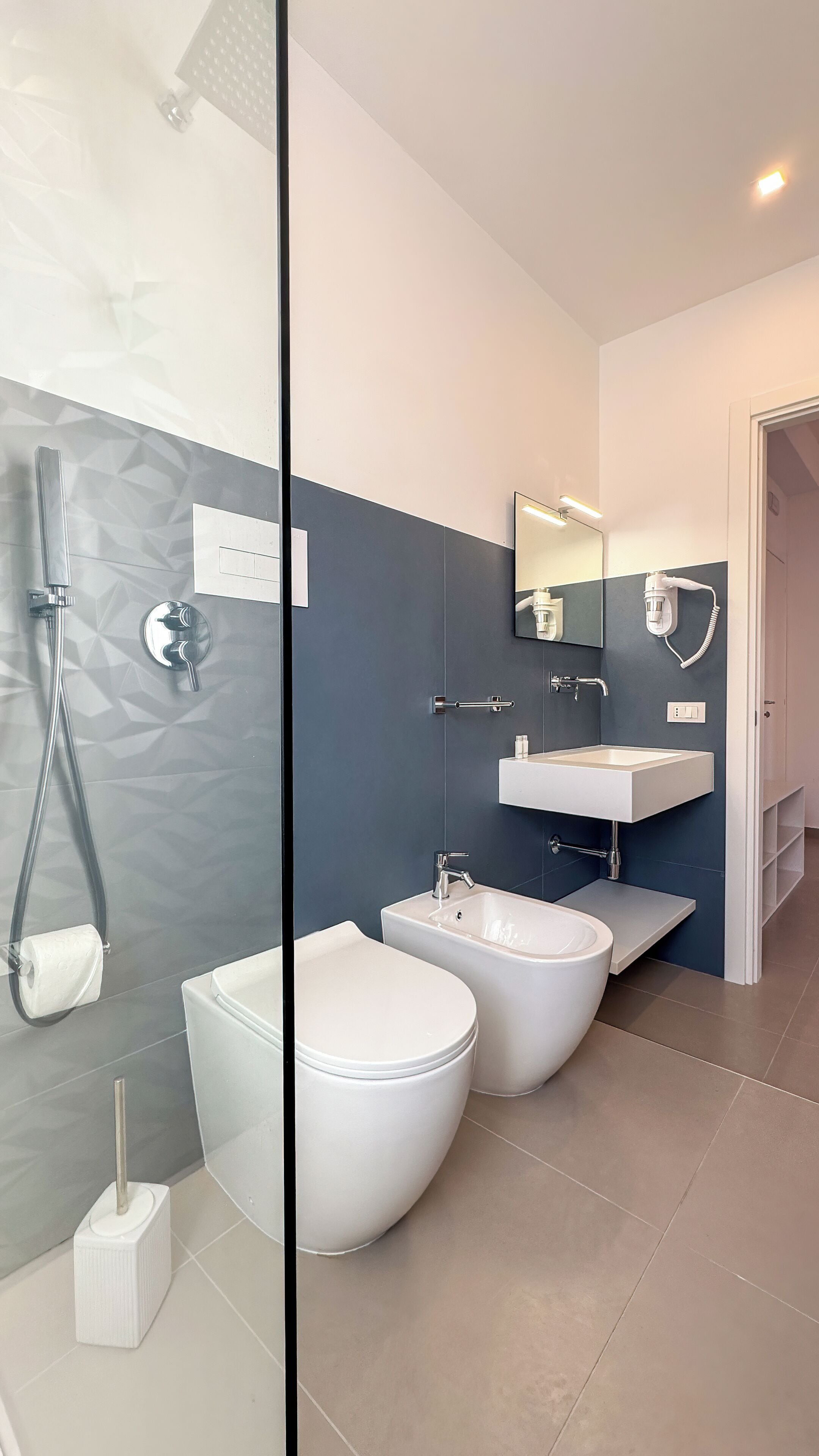 Suite monolocale Deluxe, balcone, vista città | Bagno | Doccia, asciugacapelli, accappatoio, asciugamani