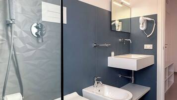 Suite monolocale Deluxe, balcone, vista città | Bagno | Doccia, asciugacapelli, accappatoio, asciugamani