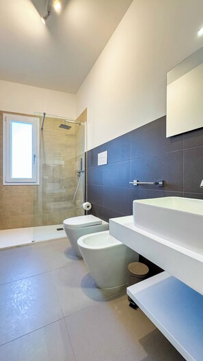 Superior-Studiosuite, Balkon | Badezimmer | Dusche, Haartrockner, Bademäntel, Handtücher