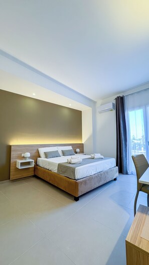 Desk, laptop workspace, blackout drapes, soundproofing - Tevergad Suite & Rooms (Terrasini)