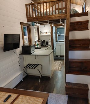 Fridge, microwave, oven, stovetop - Tranquil Tiny Home, BBQ, ocean, hot tub, (Alberni Clayoquot Regional District)