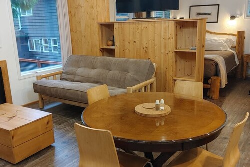 Treehouse Cabin, ocean front, hot tub, 2-4 guests