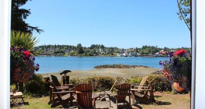 Ucluelet/Ocean/Romantic Cove room - deck, hot-tub, firetable, Roku TV