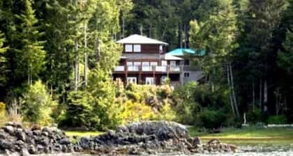 Romantic Cove - Ocean room, deck & hot-tub