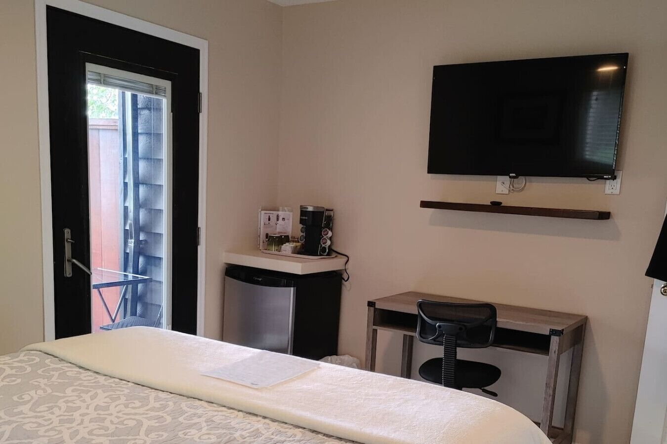 1 bedroom, desk, WiFi, bed sheets