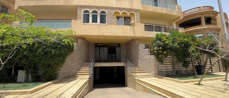 المنشأة من الخارج