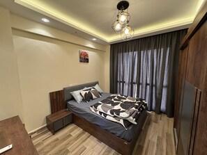 2 bedrooms, iron/ironing board, WiFi