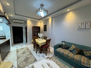 TV - 203 · 2BR Townhouse w/ Garden | Zayed (Sheikh Zayed City)