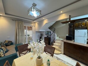 TV - 203 · 2BR Townhouse w/ Garden | Zayed (Sheikh Zayed City)