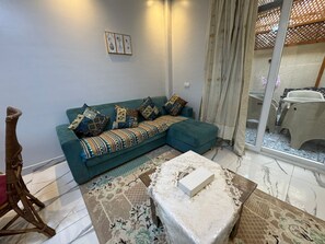 TV - 203 · 2BR Townhouse w/ Garden | Zayed (Sheikh Zayed City)