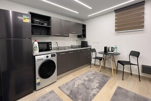 Fridge, oven, stovetop, coffee/tea maker
