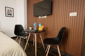 Iron/ironing board, internet, bed sheets, wheelchair access - 971. Modern Studio, 2bed, 1BA, Kitchen (New Cairo City)