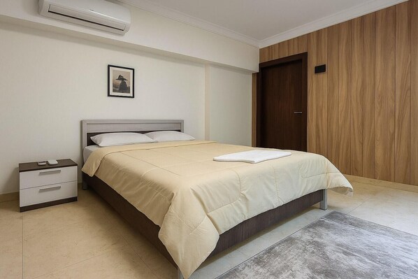 مكواة/لوح كي وخدمة الإنترنت وملاءات أسرّة