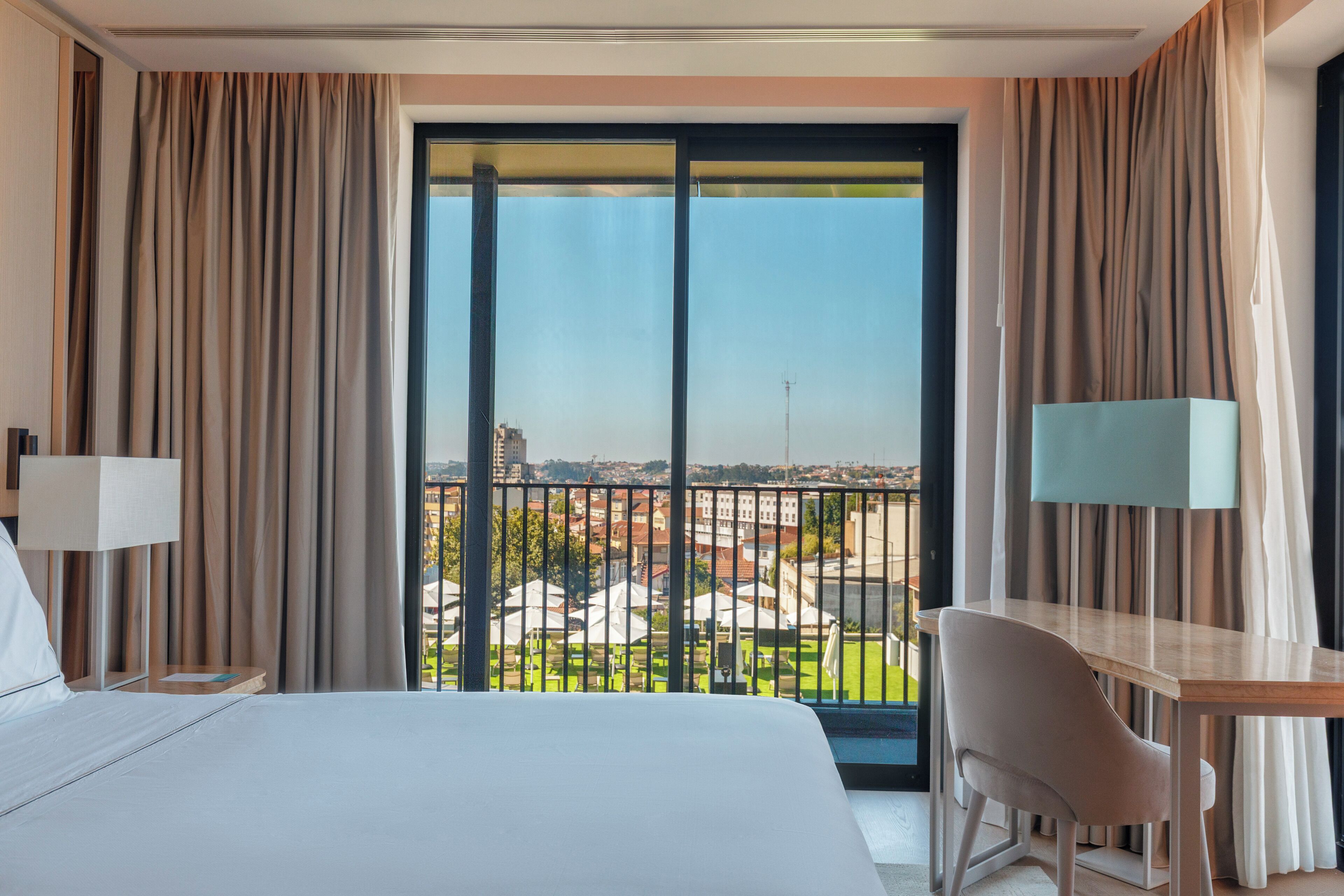 ห้องพรีเมียม, ระเบียง | มินิบาร์, ตู้นิรภัยในห้องพัก, โต๊ะทำงาน, ผ้าม่านกันแสง