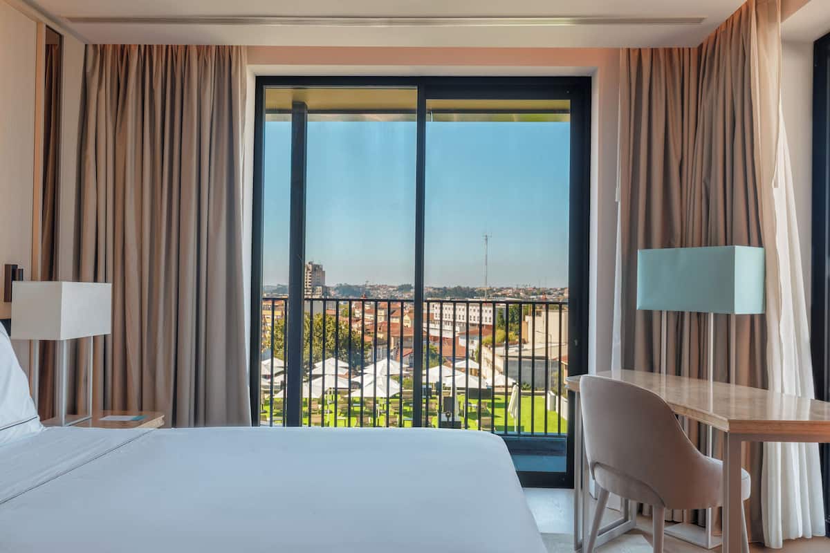 Premium-rum - terrass | Minibar, värdeförvaringsskåp på rummet och skrivbord