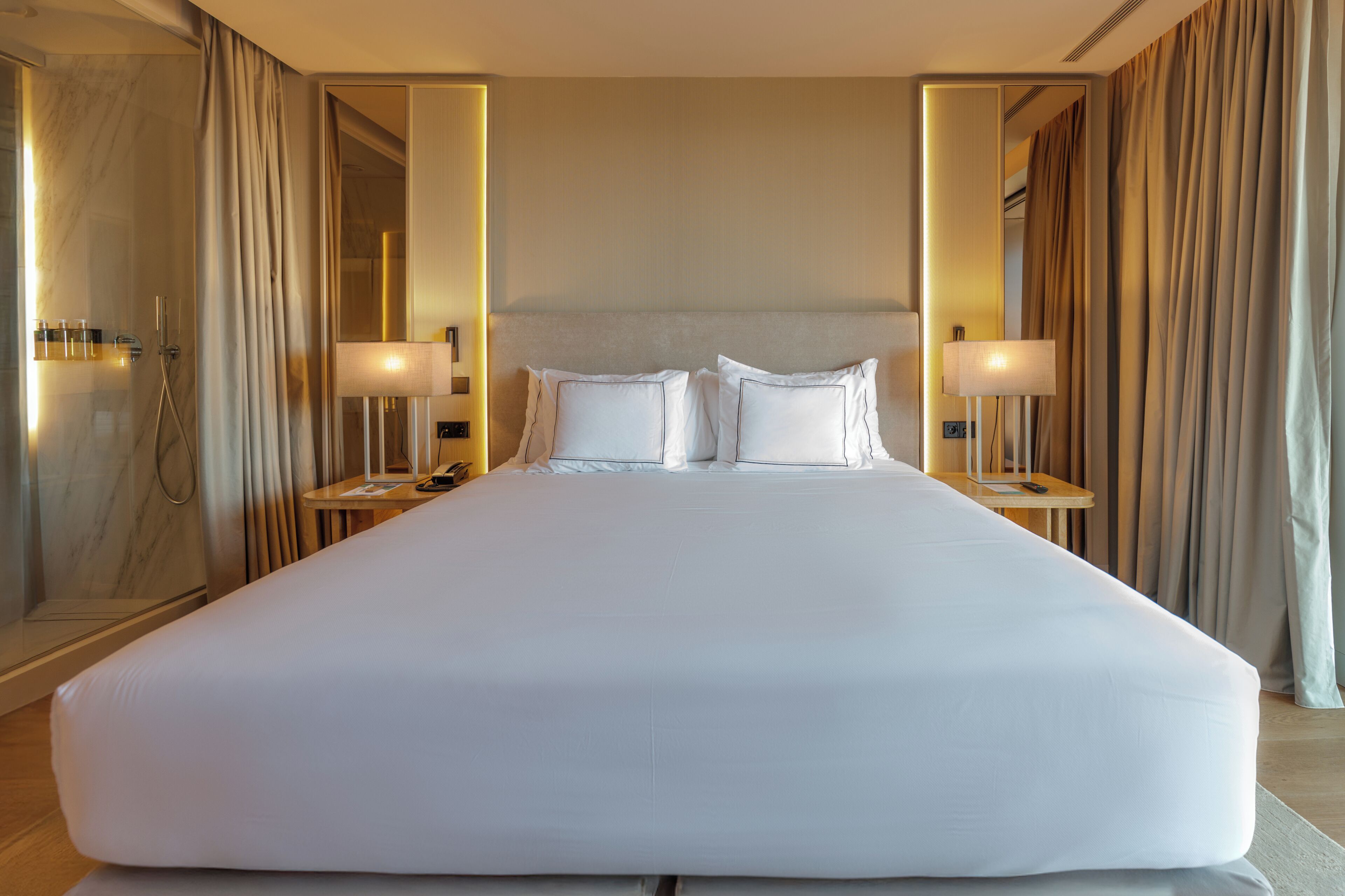 Minibar, caja de seguridad en la habitación y escritorio 