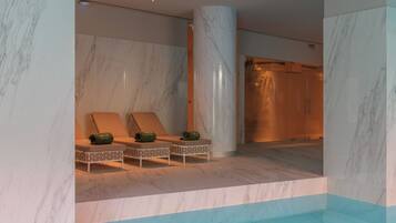 Een binnenzwembad, een buitenzwembad, parasols voor strand/zwembad