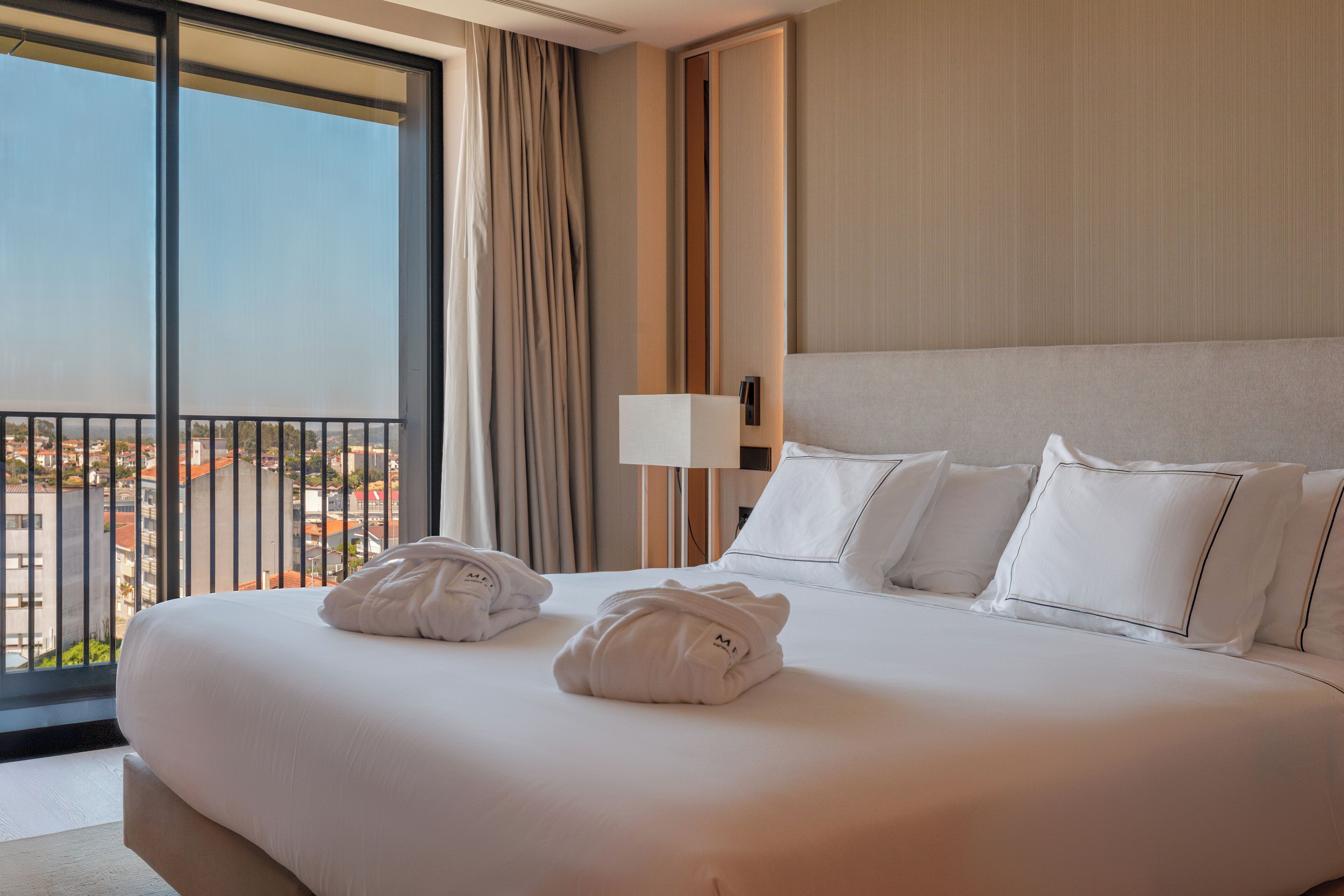 มินิบาร์, ตู้นิรภัยในห้องพัก, โต๊ะทำงาน, ผ้าม่านกันแสง