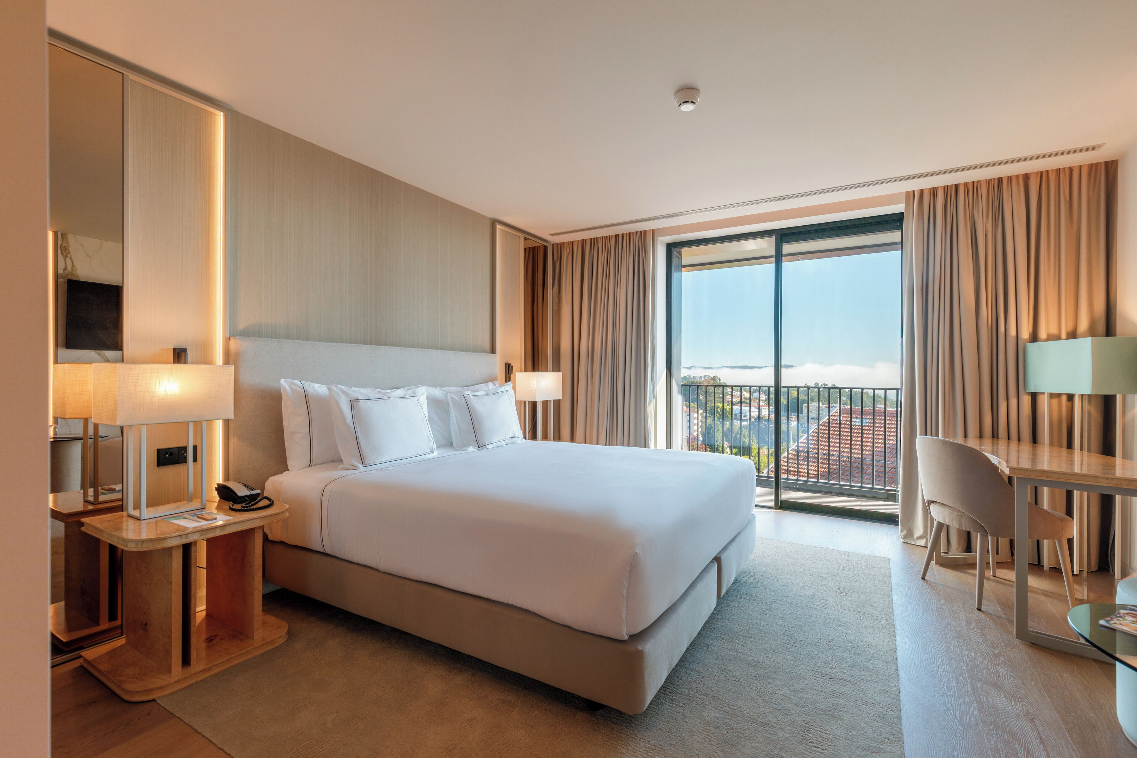 Melia Room | Minibar, värdeförvaringsskåp på rummet och skrivbord