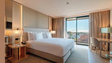 Melia Room | Minibar, caja de seguridad en la habitación y escritorio