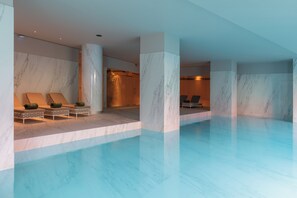Innenpool, Außenpool, Sonnenschirme, Liegestühle