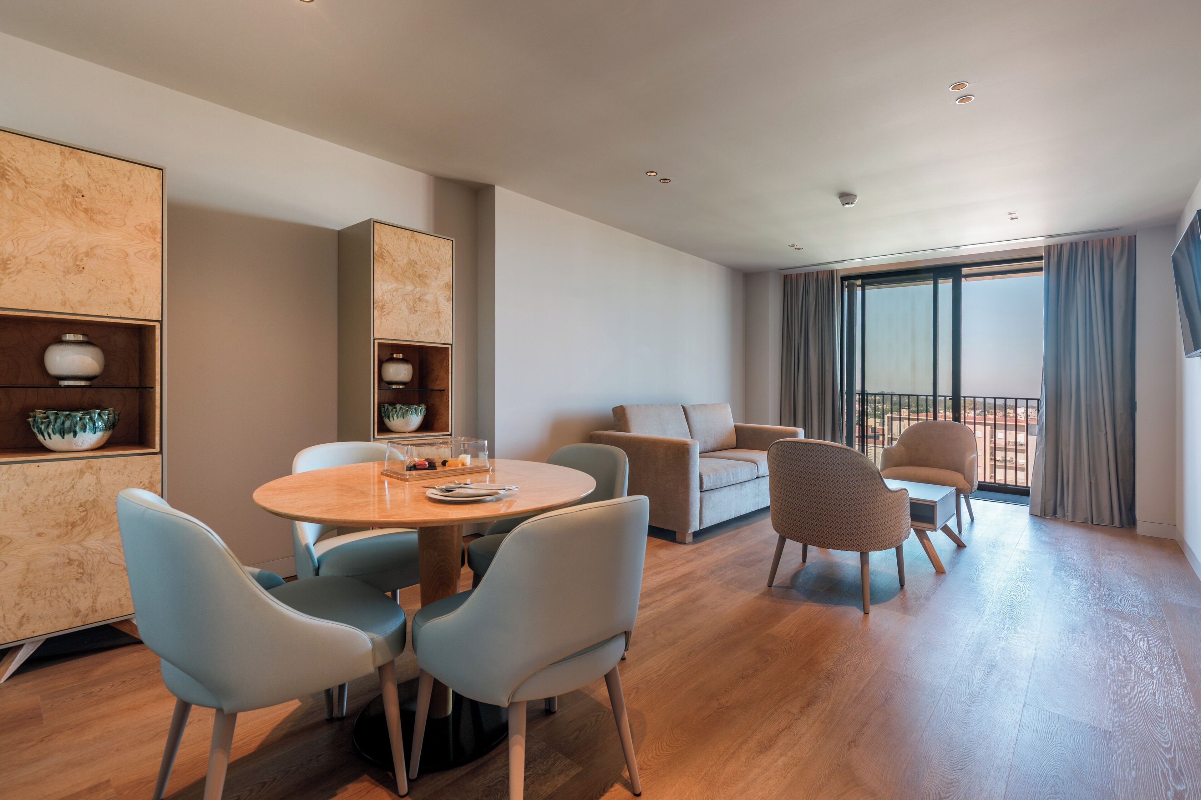 Een minibar, een kluis op de kamer, een bureau, verduisterende gordijnen