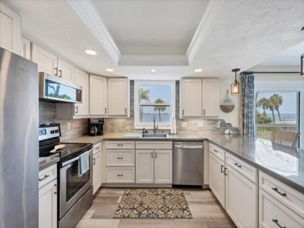 Kühlschrank, Mikrowelle, Herdplatte, Geschirrspüler