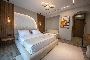 Kahden hengen deluxe-huone, parveke | Minibaari, tallelokero huoneessa, työpöytä, pimennysverhot