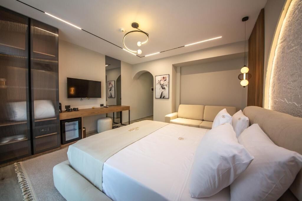 Deluxe Double Room, Balcony | Minibar, in-room safe, desk, blackout drapes