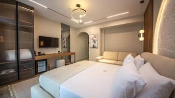 Deluxe Double Room, Balcony | Minibar, in-room safe, desk, blackout drapes