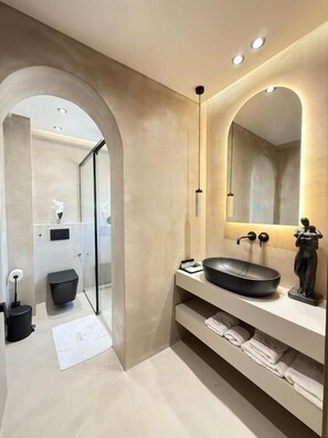 Deluxe Double Room, Balcony | Bilik Mandi | Pancuran mandi, kelengkapan dandanan diri percuma, pengering rambut