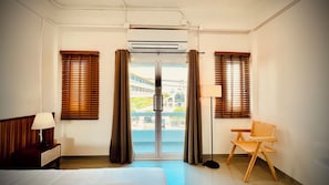Habitación Deluxe doble, vistas a la ciudad | 1 dormitorio, escritorio, espacio para trabajar con un portátil