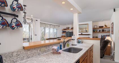 Cozy Sugarbush condo w/ ski-in/ski-out