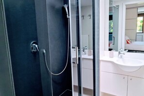 Shower, hair dryer, bidet, towels