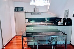 Fridge, microwave, oven, stovetop - Two-room apartment with communal pool (Garden Flat) (Collina d'Oro)
