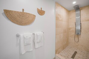 Ducha, secador de pelo y toallas