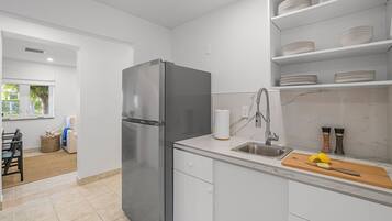 Réfrigérateur, micro-ondes, cafetière/bouilloire, grille-pain