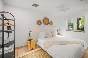 1 habitación, tabla de planchar con plancha y cuna de viaje 