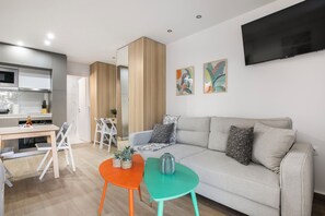 Studio, 1 lit double, cuisine, vue ville | Salle de séjour | TV connectée de 42 pouces avec chaînes numériques, services de streaming