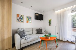 Studio, 1 lit double, cuisine, vue ville | Salle de séjour | TV connectée de 42 pouces avec chaînes numériques, services de streaming