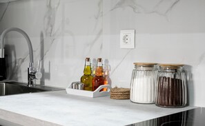 Studio, 1 lit double, cuisine, vue ville | Cuisine privée | Grand réfrigérateur, micro-ondes, four, plaque de cuisson