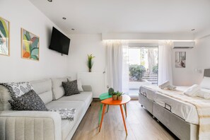 Studio, 1 Double Bed, Kitchen, City View | Living area