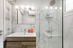 Studio, 1 Doppelbett, Küche, Stadtblick | Badezimmer
