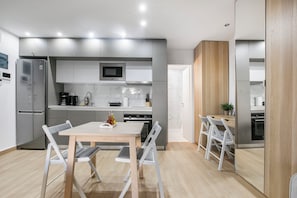 Studio, 1 lit double, cuisine, vue sur la ville | Repas dans la chambre