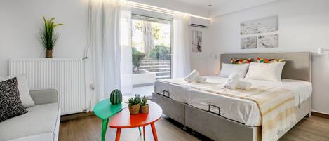 Estúdio, 1 cama de casal, cozinha, vista para a cidade | Cofres nos quartos, escrivaninha, espaço de trabalho para notebook