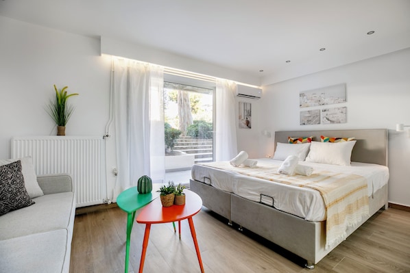 Studio, 1 lit double, cuisine, vue ville | Coffres-forts dans les chambres, bureau