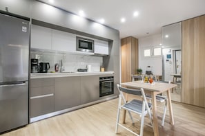 Studio, 1 lit double, cuisine, vue ville | Restauration dans la chambre