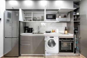 Studio - 1 dubbelsäng - kök - utsikt mot staden | Eget kök | Stort kylskåp, mikrovågsugn, ugn och spishäll